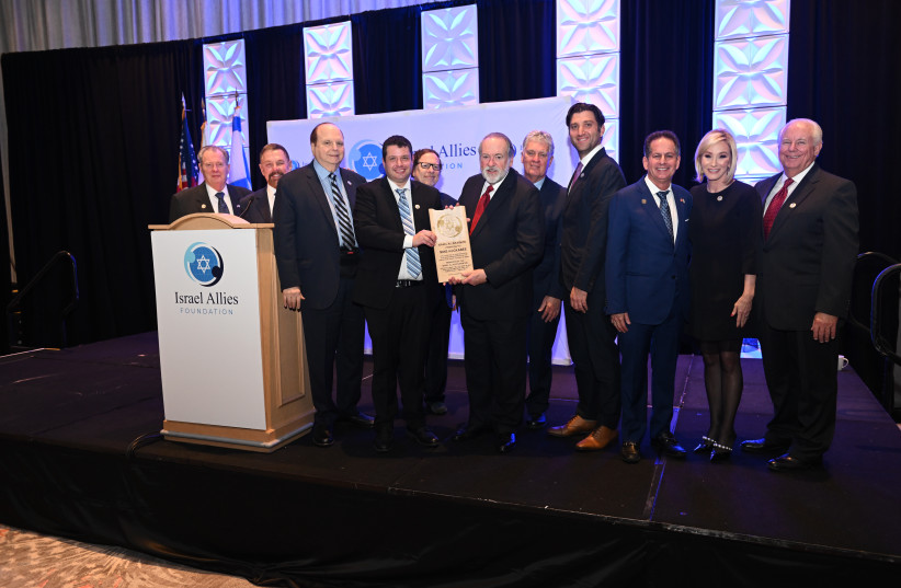  Former Arkansas Governor Mike Huckabee receives an award from the IAF. (photo credit: ISRAEL ALLIES FOUNDATION)