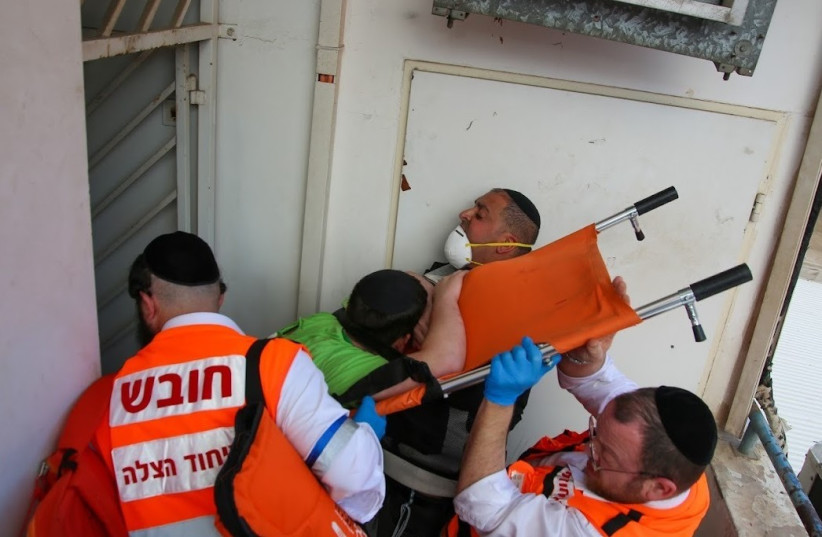  United Hatzalah volunteers evacuate one of the simulated patients on a stretcher (credit: UNITED HATZALAH‏)