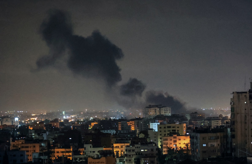 De la fumée monte après une frappe aérienne israélienne dans la bande de Gaza, tôt le 2 février 2023. (Crédit photo : ATTIA MUHAMMED/FLASH90)