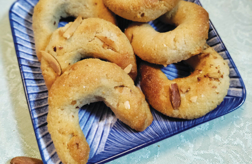  Almond crescent cookies (credit: HENNY SHOR)