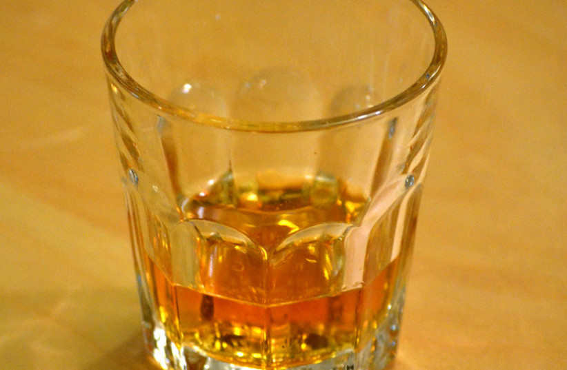 Glass of whiskey (photo credit: GUINNOG/CC BY-SA 3.0 (https://creativecommons.org/licenses/by-sa/3.0)/VIA WIKIMEDIA COMMONS)