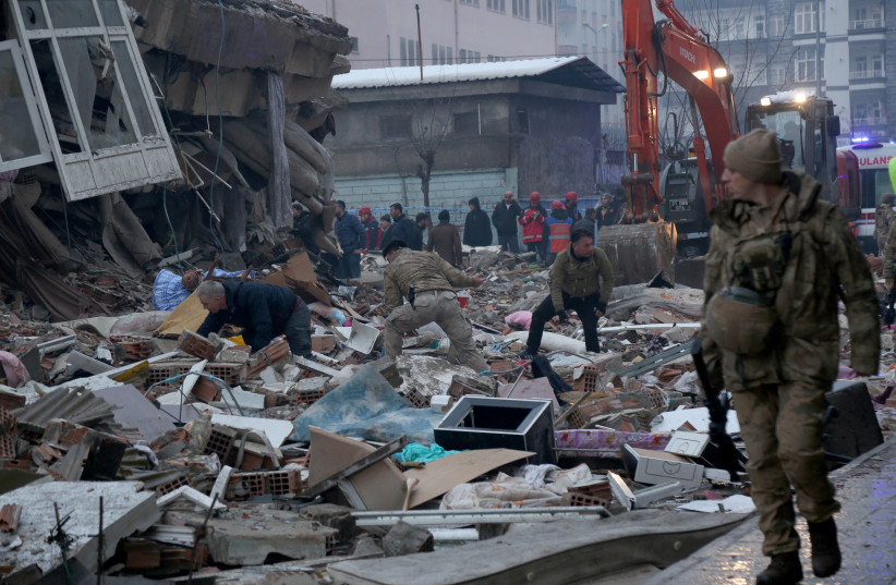  People search for survivors under the rubble following an earthquake in Diyarbakir, Turkey February 6, 2023. (credit: Sertac Kayar/Reuters)