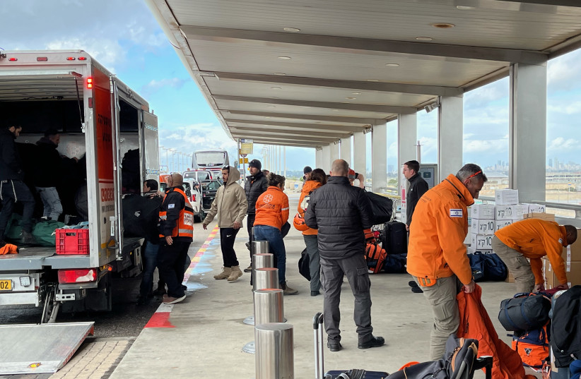 Le personnel de United Hatzalah se prépare à aider aux efforts de secours en cas de tremblement de terre en Turquie, à l'aéroport israélien Ben Gourion, le 7 février 2023. (Crédit : MICHAEL STARR)