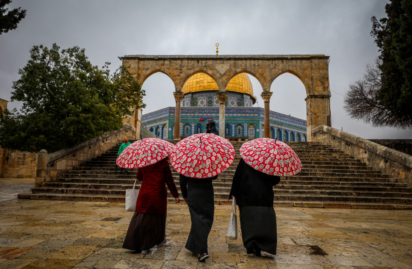  Palestinians seen at the Al Aqsa Mosque compound (Temple Mount) in Jerusalem's Old City, during a stormy winter day, February 7, 2023.  (photo credit: JAMAL AWAD/FLASH90)