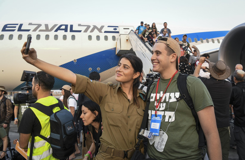  NEW ‘OLIM’ from North America arrive on an ‘aliyah flight’ arranged by Nefesh B’Nefesh. (photo credit: FLASH90)