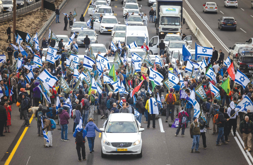 IDF reservists march toward Jerusalem in opposition to the coalition's planned judicial reforms on February 9, 2023. (credit: Yonatan Zindel/Flash90)