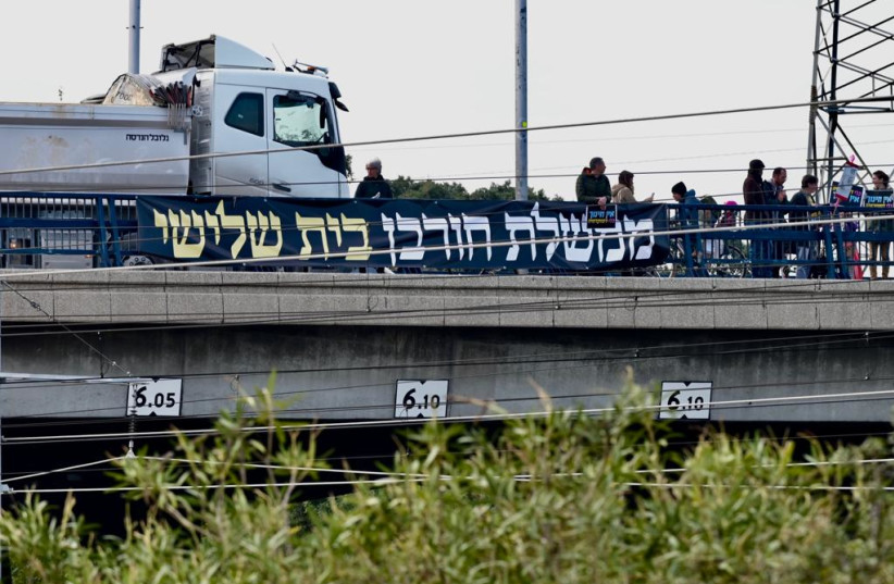  Demonstrations on Kibbutz Galiot bridge (credit: AVSHALOM SASSONI/MAARIV)