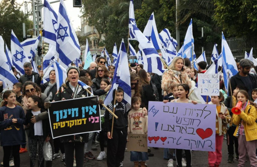 Demonstrations of parents and children on King George Street in Tel Aviv (credit: AVSHALOM SASSONI/MAARIV)