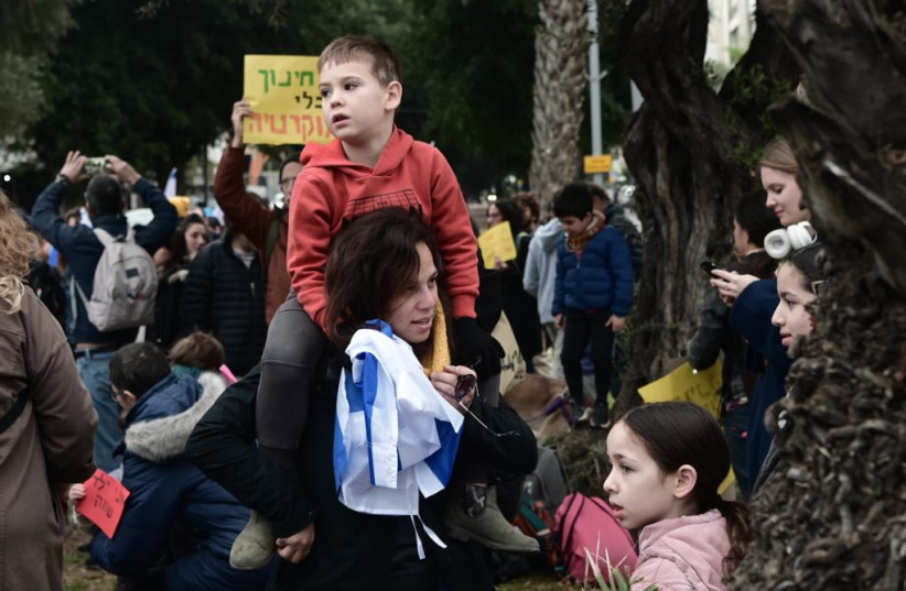  Demonstrations of parents and children on King George Street in Tel Aviv (credit: AVSHALOM SASSONI/MAARIV)