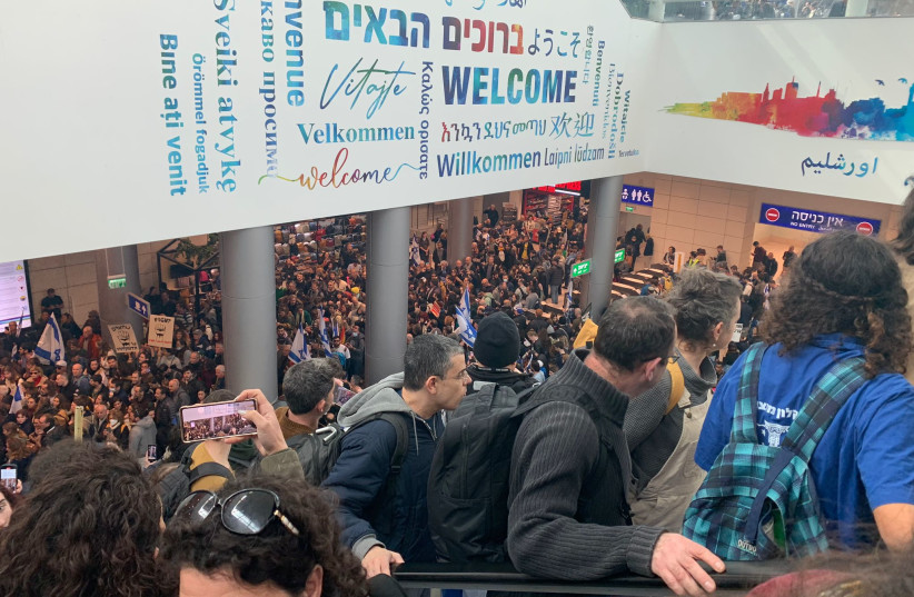  A huge crowd of people are seen flooding the Yitzhak Navon train station in Jerusalem as they head as protesters head to demonstrate against Israel's judicial reform, on February 13, 2023. (credit: NOEMI SZAKACS)