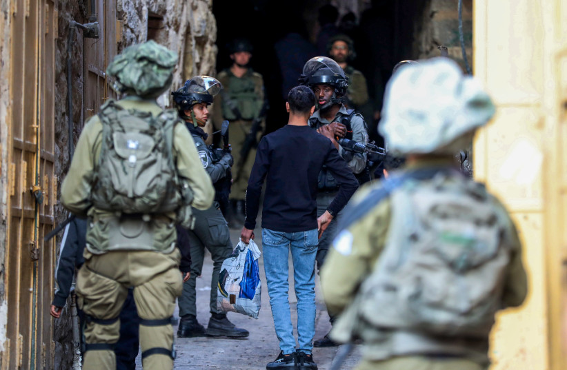  Israeli security forces guard as Jews tour in the West Bank city of Hebron, December 10, 2022.  (photo credit: WISAM HASHLAMOUN/FLASH90)