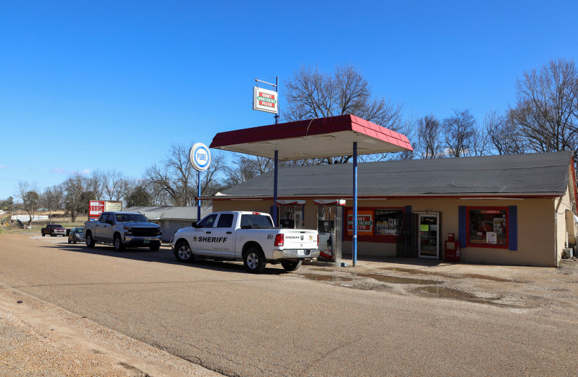 A vehicle of the Tate County Sheriff is seen parked outside a gas station convenience store after a shooting, in Arkabutla, Mississippi, US February 17, 2023. (photo credit: REUTERS/MARIA ALEJANDRA CARDONA)
