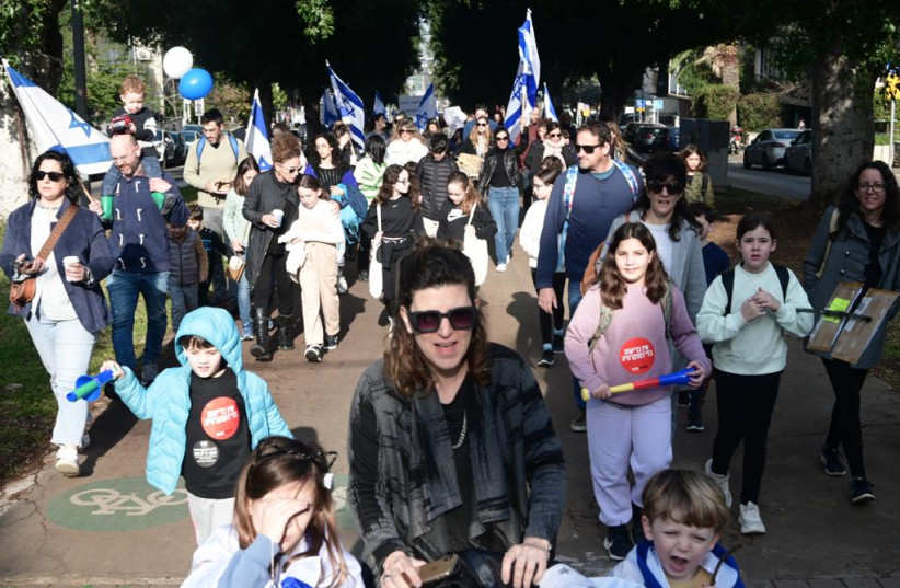 Israelis begin more major protests as gov't to vote on judicial reform - Vimarsana News