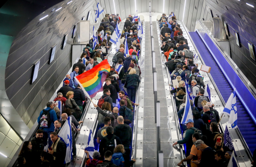  Israelis crowd the train in Jerusalem on their way to the protest, where thousands are expected to protest outside the Israeli parliament against the Israeli government's planned legal reforms. February 20, 2023.  (credit: FLASH90)