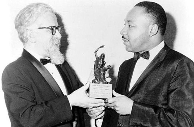  HESCHEL WITH Dr. Martin Luther King Jr. (credit: Wikimedia Commons)