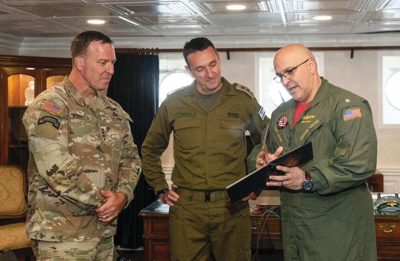 Le chef de Tsahal Herzi Halevi (au centre) et le commandant du CENTCOM des États-Unis, le général Michael Kurilla (à gauche), reçoivent un briefing.  (crédit : UNITÉ DU PORTE-PAROLE de Tsahal)