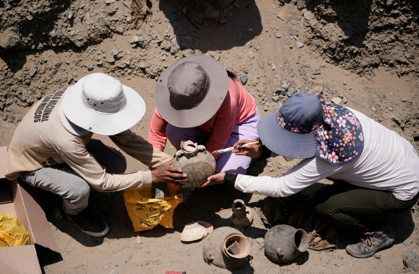  Archaeologists find graves from pre-Inca in Huaral (credit: REUTERS)