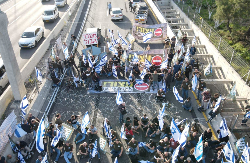  Protesters block the entry to Jerusalem on Highway 1 as part of the ''national disruption day'' against the judicial reform bill, March 1, 2023. (credit: DOV GAZIT)