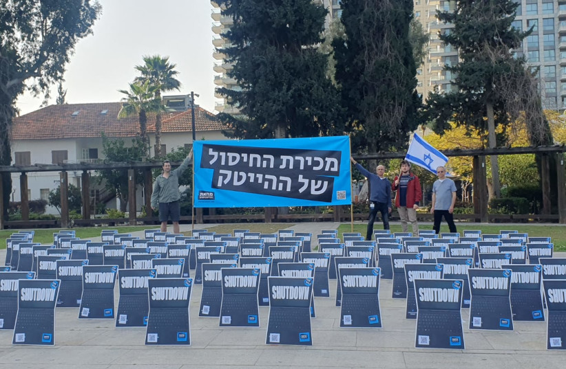  A hi-tech industry demonstration takes place amid anti-judicial reform protests at Sarona Market, Tel Aviv, March 1, 2023 (credit: Roni Levinson)