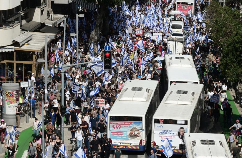  Buses attempt to drive through the street as protesters demonstrate against judicial reform in Tel Aviv, March 1, 2023. (credit: AVSHALOM SASSONI/MAARIV)
