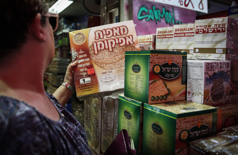  People shop for Matza (unleavened bread) at the Mahane Yehuda Market in Jerusalem on March 29, 2015, ahead of the Jewish holiday of Passover starting April 3 (photo credit: HADAS PARUSH/FLASH90)