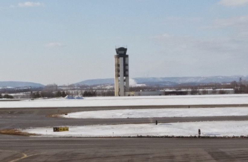 Air traffic control tower at Lehigh Valley International Airport in Hanover Township, February 2015 (credit: KBEAMSDE/CC BY-SA 4.0 (https://creativecommons.org/licenses/by-sa/4.0)/VIA WIKIMEDIA COMMONS)