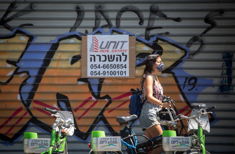  A sign reading "for rent" outsdie a former shop in central  Tel Aviv, on August 26, 2020 (photo credit: MIRIAM ALSTER/FLASH90)