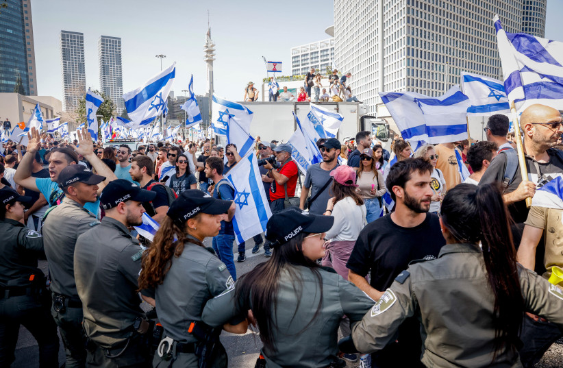  Israelis block a road and clash with police as they protest against the Israeli government's planned judicial overhaul, in Tel Aviv, March 1, 2023 (credit: TOMER NEUBERG/FLASH90)