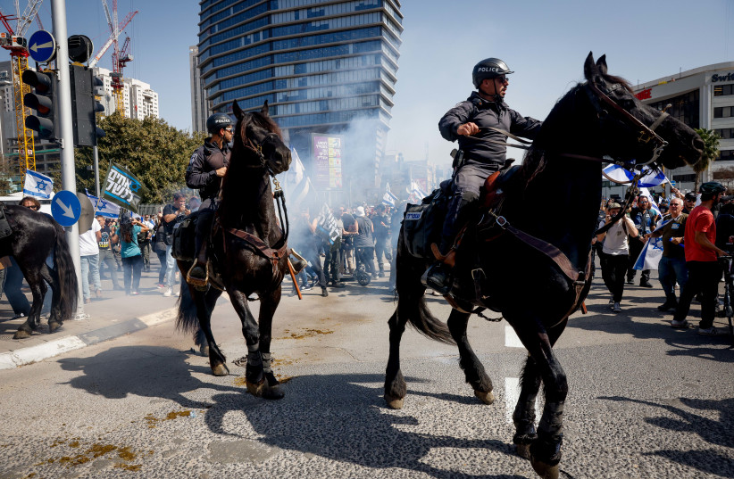  Israelis block a road and clash with police as they protest against the Israeli government's planned judicial overhaul, in Tel Aviv, March 1, 2023. (photo credit: ERIK MARMOR/FLASH90)