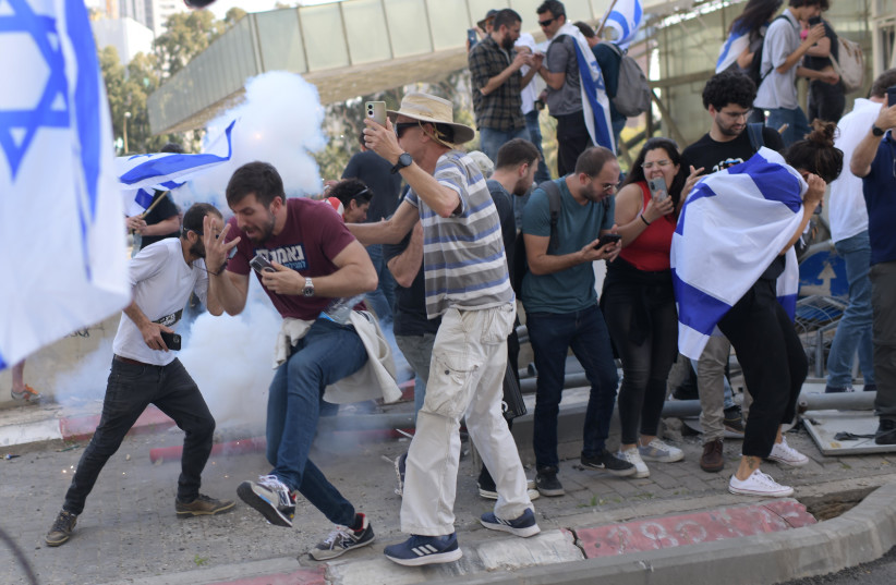  Israelis block a road and clash with police as they protest against the Israeli government's planned judicial overhaul, in Tel Aviv, March 1, 2023.  (credit: TOMER NEUBERG/FLASH90)