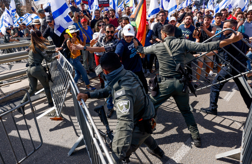  Israelis block a road and clash with police as they protest against the Israeli government's planned judicial overhaul, in Tel Aviv, March 1, 2023. (credit: TOMER NEUBERG/FLASH90)