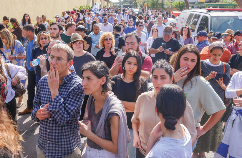  Mourners attend the Ra’anana funeral of American-Israeli Elan Ganeles, who was killed in a terrorist attack near Jericho on Monday. (photo credit: TOMER NEUBERG/FLASH90)
