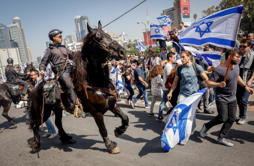  Israelis block a road and clash with police as they protest against the Israeli government's planned judicial overhaul, in Tel Aviv, March 1, 2023. (credit: ERIK MARMOR/FLASH90)