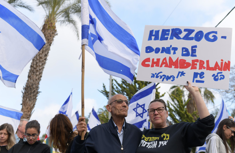  Israelis who oppose the Israeli government's planned judicial overhaul protest outside the home of Israeli President Isaac Herzog in Tel Aviv, March 3, 2023. (credit: TOMER NEUBERG/FLASH90)