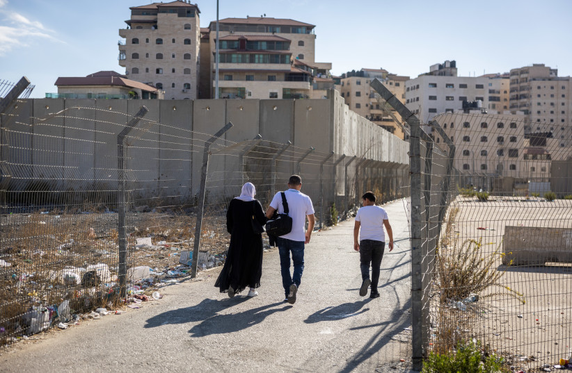  People crossing to the Shuafat refugee camp in Jerusalem on October 9, 2022. (photo credit: YONATAN SINDEL/FLASH90)