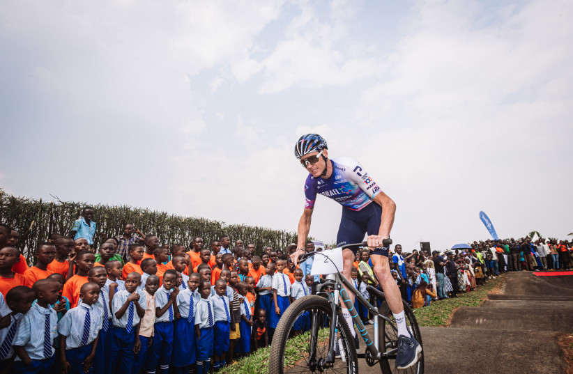  THE GREAT Chris Froome inaugurates the pump track in front of hundreds of happy children (photo credit: NOA ARNON)