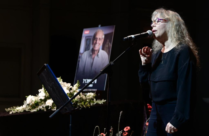  Dorit Reuveni sings at Chaim Topol's memorial ceremony at the Cameri Theater in Tel Aviv. (credit: AVSHALOM SASSONI/MAARIV)