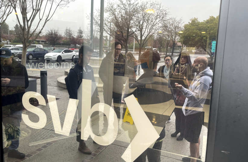 People line up outside of the shuttered Silicon Valley Bank (SVB) headquarters on March 10, 2023 in Santa Clara, California. Silicon Valley Bank was shut down on Friday morning by California regulators. (credit: JUSTIN SULLIVAN/GETTY IMAGES)