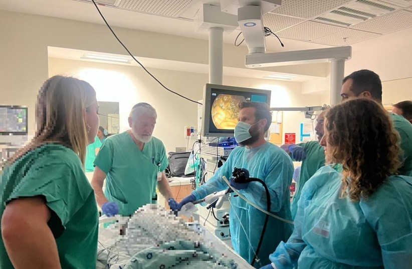 Des spécialistes du centre médical Shaare Zedek de Jérusalem ont réalisé pour la première fois en Israël une procédure endoscopique innovante qui traite avec succès les patients souffrant de reflux acide et peut remplacer la chirurgie.  (crédit : CENTRE MÉDICAL SHAARE ​​ZEDEK)