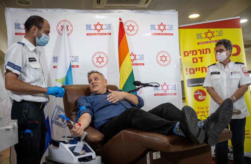  Minister of Health Nitzan Horowitz donates blood at a Magen David Adom blood donation center in Jerusalem, October 25, 2021. (credit: YONATHAN SINDEL/FLASH90)