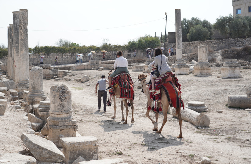  Israelis visit the site of the ancient village of Sebastia near the West Bank city of Nablus, on April 22, 2019 (photo credit: HILLEL MAEIR/FLASH90)
