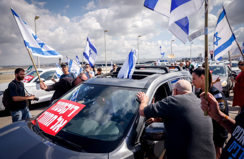  Israelis protest against the Israeli government's planned judicial overhaul, at the Ben Gurion Airport near Tel Aviv, March 9, 2023.  (credit: ERIK MARMOR/FLASH90)