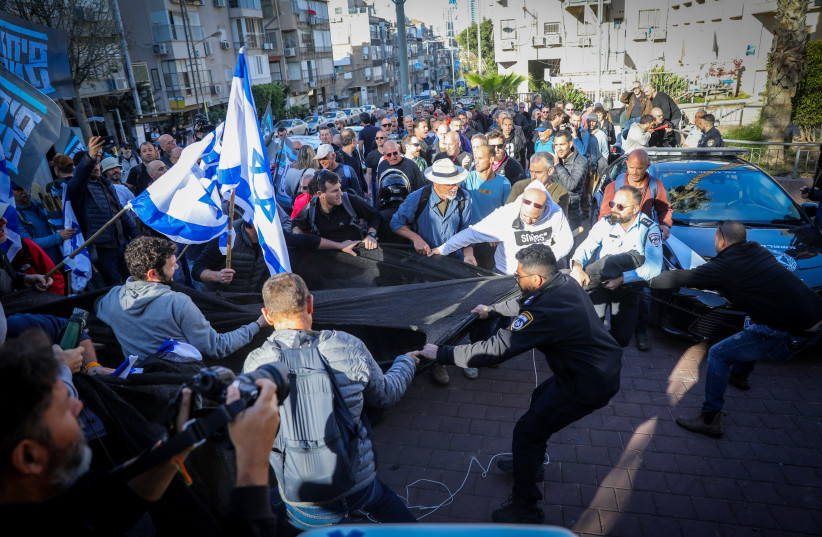 Israeli reserve soldiers and activists protest against the Israeli government's planned judicial overhaul, in the city of Bnei Brak, March 16, 2023. (credit: FLASH90)