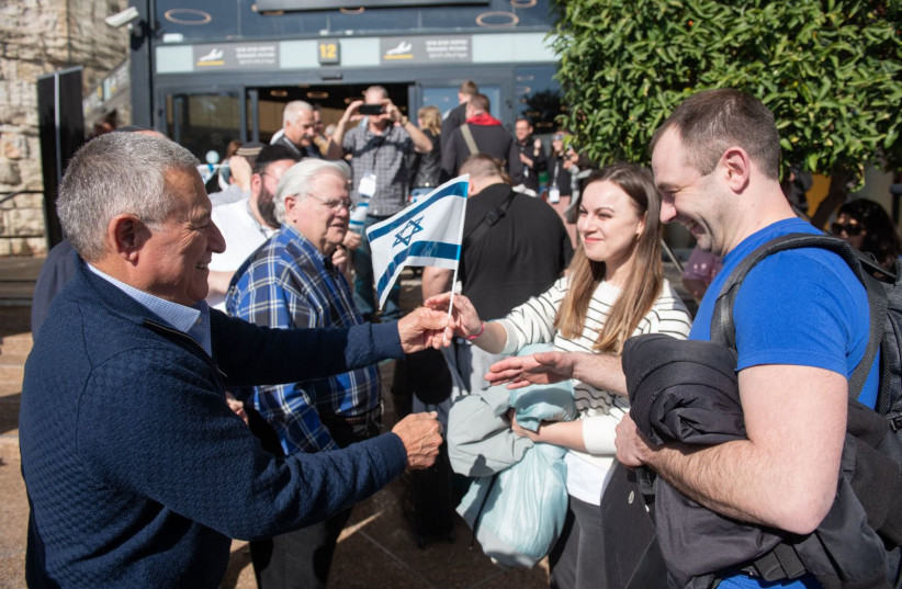  Pastor John Hagee, Founder and President of CUFI and Chairman of The Jewish Agency, Major General (res) Doron Almog, welcoming the olim at Ben Gurion Airport.  (photo credit: Sraya Diamant for The Jewish Agency)