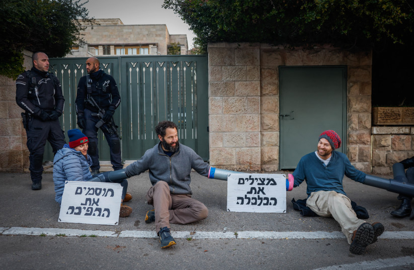  Protesters block the entrance to the home of Economy Minister Nir Barkat in Jerusalem during a protest against the judicial overhaul on February 22, 2023.  (credit: ERIK MARMOR/FLASH90)