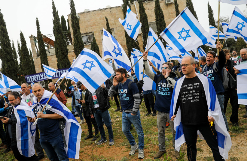  Reservists protest outside the home of Shas Chairman Arye Deri, March 23, 2023. (credit: FLASH90)