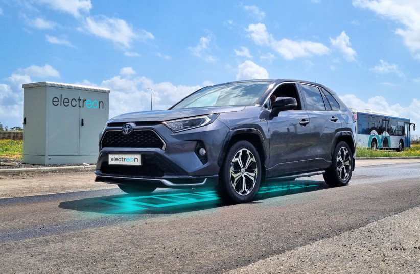 Un rendu d'une Toyota EV avec la technologie de charge sans fil d'Electeon installée. (crédit photo : ELECTREON SANS FIL)