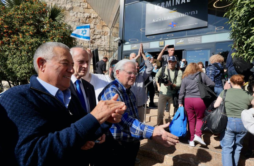 Pastor John Hagee and his mission meet Polish immigrants at Ben-Gurion Airport this week.  (credit: OREN COHEN)
