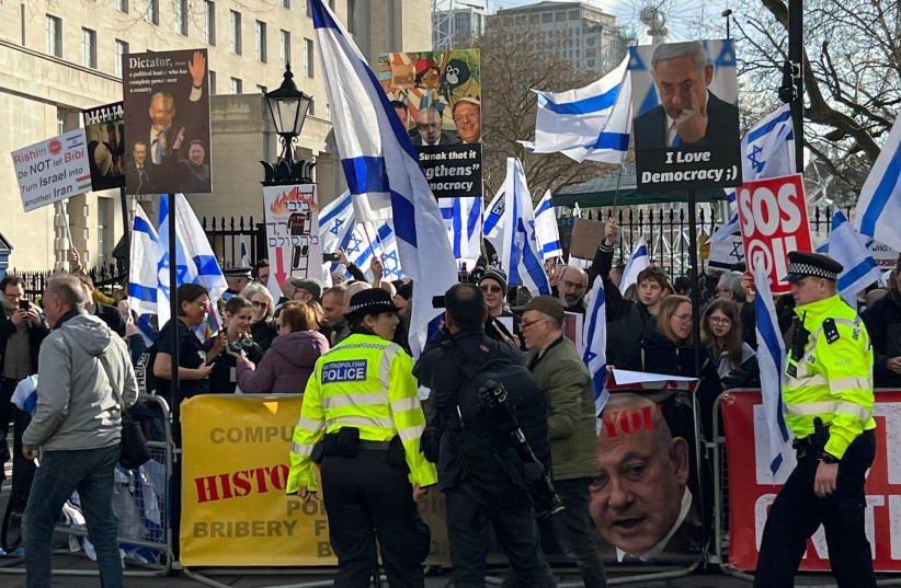  Israelis and Jews protest ahead of Prime Minister Benjamin Netanyahu's arrival at 10 Downing Steet in London, UK, on March 24, 2023 (credit: TOVAH LAZAROFF)