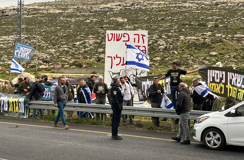 Brothers in Arms reservists protest near National Security Minister Itamar Ben-Gvir's home in Kiryat Arba. (credit: BROTHERS IN ARMS)